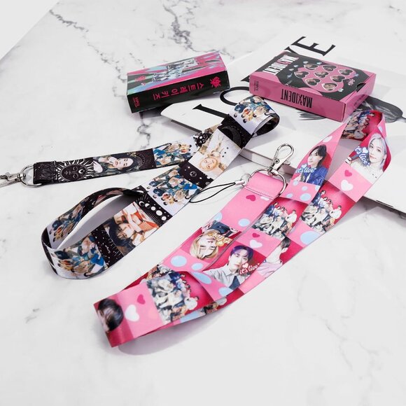 Stray Kids Merch Gift Box Set Including Photocard Holder, 3 Styles 165 Postcards - Picture 2 of 7